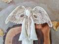 Figurka  anioła Clara - beżowa -  40 x 28 cm figurka dekoracyjna