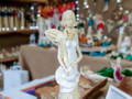 Figurka anioła Sunday Rose - biała -  32 x 15 cm figurka dekoracyjna
