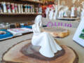 Figurka anioł Emily Rozmarzona - beżowa -  22 x 9 cm figurka dekoracyjna