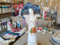 Figurka anioła Mabel - biała z granatem -  47 x 18 cm figurka dekoracyjna