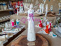 Figurka anioła Liliy - biała z różem -  35 x 15 cm figurka dekoracyjna