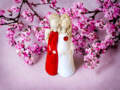 Figurka aniołów Apple & Ella Art 8 - biały czerwony -  18 x 10 cm figurka dekoracyjna
