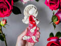 Figurka Liolinka z fletem - czerwona -  16 x 7 cm figurka dekoracyjna