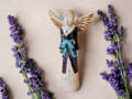 Figurka anioła Lily - granat
 -  35 x 15 cm figurka dekoracyjna