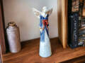 Figurka anioła Liliy - szara z brązem -  35 x 15 cm figurka dekoracyjna