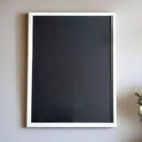 Biała drewniana ramka 30 x 40 cm - ciemne tło