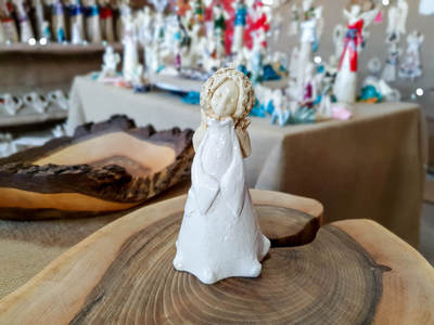 Figurka anioła MaryAnn - biały -  figurka dekoracyjna 15 x 7.5 cm