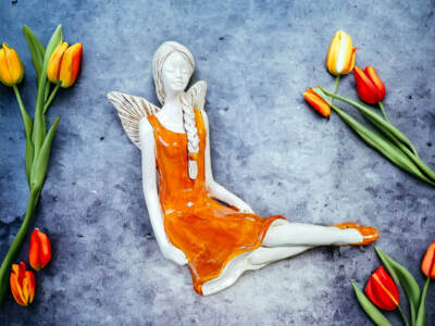 Figurka anioła Matilda - jasny pomarańcz -  15 cm figurka dekoracyjna