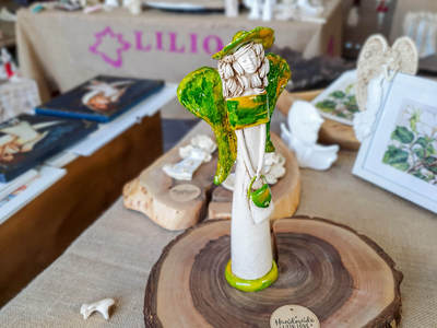 Figurka anioła Coco - jasna zieleń -  30 x 14 cm figurka dekoracyjna