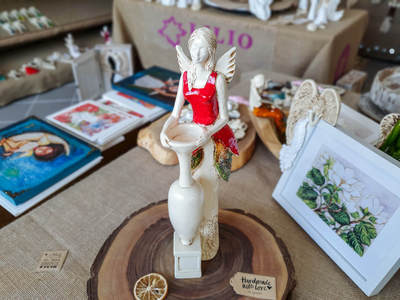 Figurka anioła Suri - czerwony -  32 x 15 cm figurka dekoracyjna