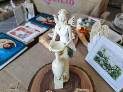 Figurka anioła Suri - biała -  32 x 15 cm figurka dekoracyjna
