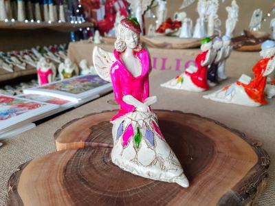 Figurka  anioła Loretta - różowa -  15 cm figurka dekoracyjna