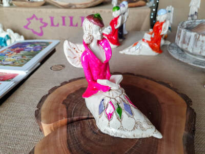 Figurka  anioła Loretta - różowa -  15 cm figurka dekoracyjna