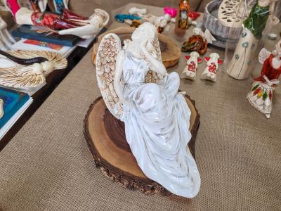 Figurka anioła od Św. Rity - biała -  47 x 25 cm figurka dekoracyjna