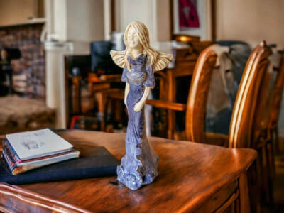 Figurka anioła Margaret - jasny granat -  32 cm figurka dekoracyjna