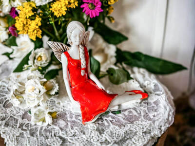 Figurka anioła Matilda - czerwona -  15 cm figurka dekoracyjna