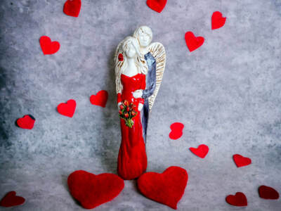 Miłujące Anioły - czerwono szare -  37 x 12 cm figurka dekoracyjna