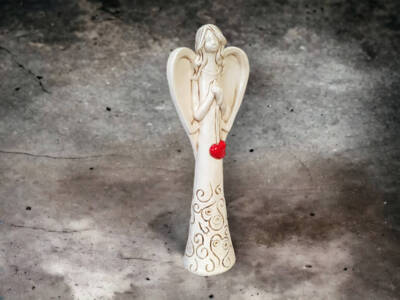 Figurka anioła z sercem - beżowa -  35 x 15 cm figurka dekoracyjna