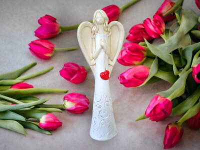 Figurka anioła z sercem -  35 x 15 cm figurka dekoracyjna
