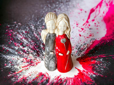 Figurka aniołów Apple & Ella - czerwony szary -  18 x 10 cm figurka dekoracyjna