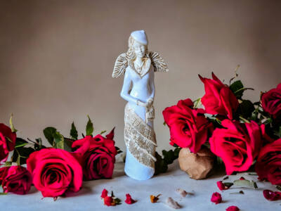 Figurka anioła Charlotte - biała -  32 x 15 cm figurka dekoracyjna
