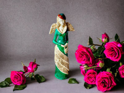 Figurka anioła Charlotte - zielona jasna -  32 x 15 cm figurka dekoracyjna
