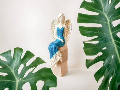 Figurka anioła Emily - siedząca turkus -  22 x 9 cm figurka dekoracyjna