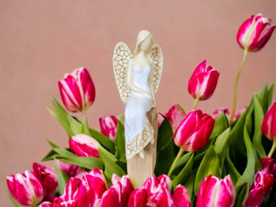Figurka anioła Emily - siedząca biała -  22 x 9 cm figurka dekoracyjna