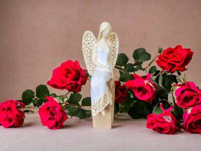 Figurka anioła Emily - siedząca biała -  22 x 9 cm figurka dekoracyjna