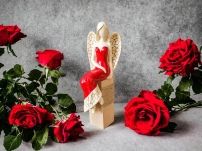 Figurka anioła Emily - czerwona -  22 x 9 cm figurka dekoracyjna