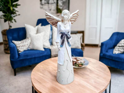 Figurka anioła Lily - biały granat -  35 x 15 cm figurka dekoracyjna