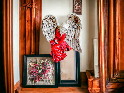 Figurka Anioła Pokory - czerwona lewa -  15 x 11.5 cm figurka dekoracyjna