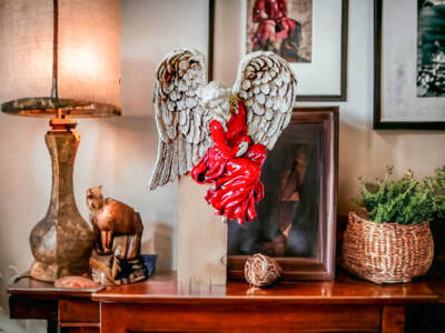 Figurka Anioła Pokory - czerwona prawa -  15 x 11.5 cm figurka dekoracyjna