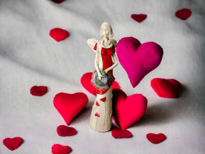 Figurka anioła Sunday Rose - czerwony -  32 x 15 cm figurka dekoracyjna