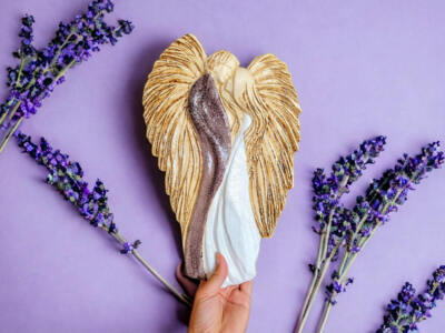 Figurka zakochanych aniołów - wisząca biało liliowe -  35 x 21 cm figurka dekoracyjna