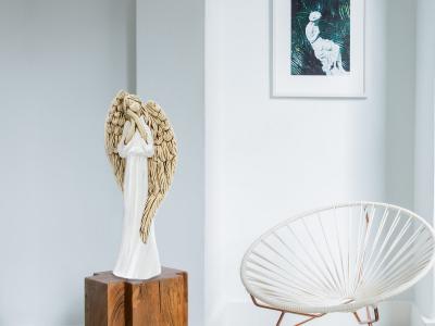 Anioł Gabriel - biały - 40 x 18 cm figurka dekoracyjna gipsowa -  do postawienia w salonie