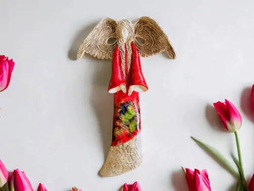 Figurka anioła Clara Art Leaf - czerwona -  40 x 28 cm figurka dekoracyjna