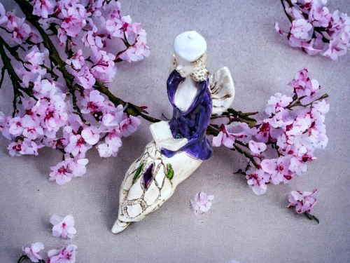 Figurka  anioła Loretta - fiolet ciemny -  15 cm figurka dekoracyjna