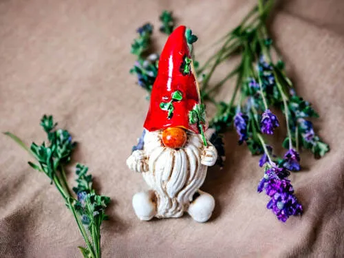 Figurka Skrzat Szczęściarz - czerwony szary -  figurka dekoracyjna 5 x 5 cm