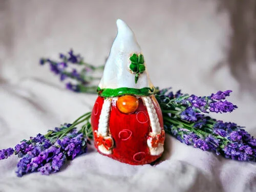 Figurka Skrzat Grzybek - beżowo czerwony -  figurka dekoracyjna 5 x 5 cm