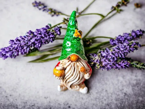 Figurka Skrzat Pszczelarz - zielony czerwony -  figurka dekoracyjna 5 x 5 cm