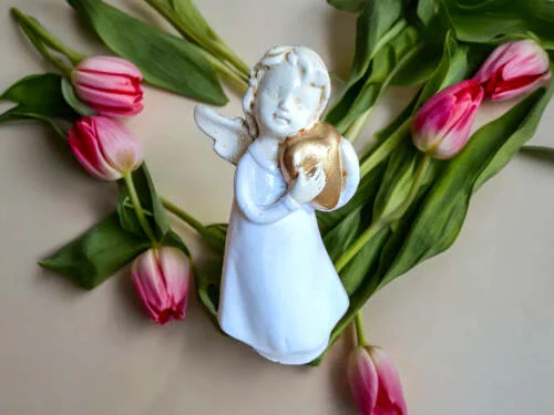 Figurka aniołka z sercem - biała ze złotym -  15 x 7.5 cm figurka dekoracyjna