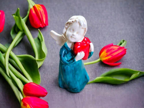 Figurka aniołka z sercem - turkus -  15 x 7.5 cm figurka dekoracyjna