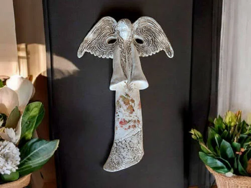 Figurka  anioła Clara Art - beżowa -  40 x 28 cm figurka dekoracyjna