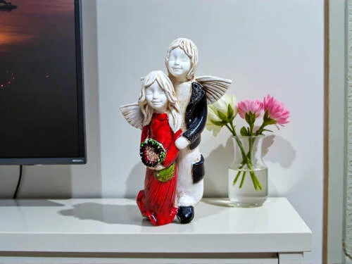 Figurka anioła Allen i Alice - czerwona -  25 x 14 cm figurka dekoracyjna