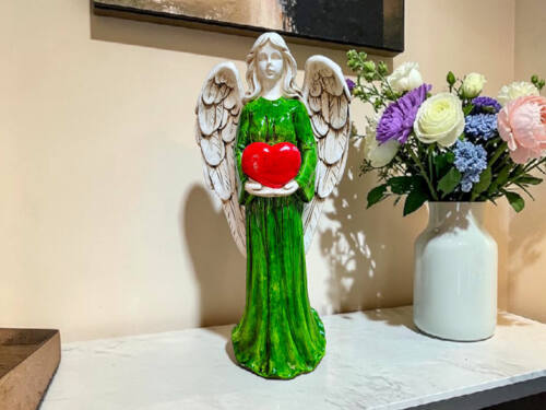 Figurka anioła Amirael z sercem - zielony -  43 x 18 cm figurka dekoracyjna
