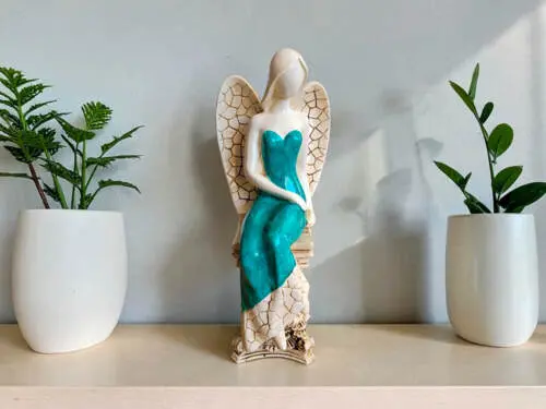 Figurka anioła Emily - siedząca turkus -  22 x 9 cm figurka dekoracyjna