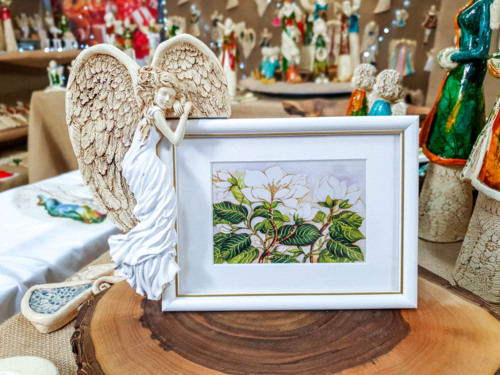 Anioł Andrea + Ramka - biała lewa -  13 x 18 cm figurka dekoracyjna