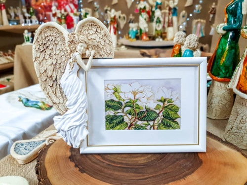 Anioł Andrea + Ramka - biała lewa -  13 x 18 cm figurka dekoracyjna