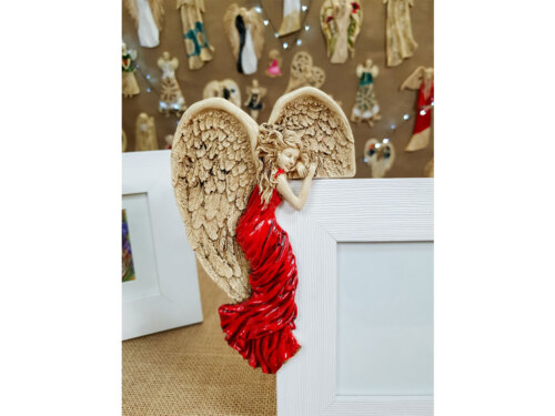 Anioł Andrea + Ramka - czerwony Lewy -  19 x 11 cm figurka dekoracyjna